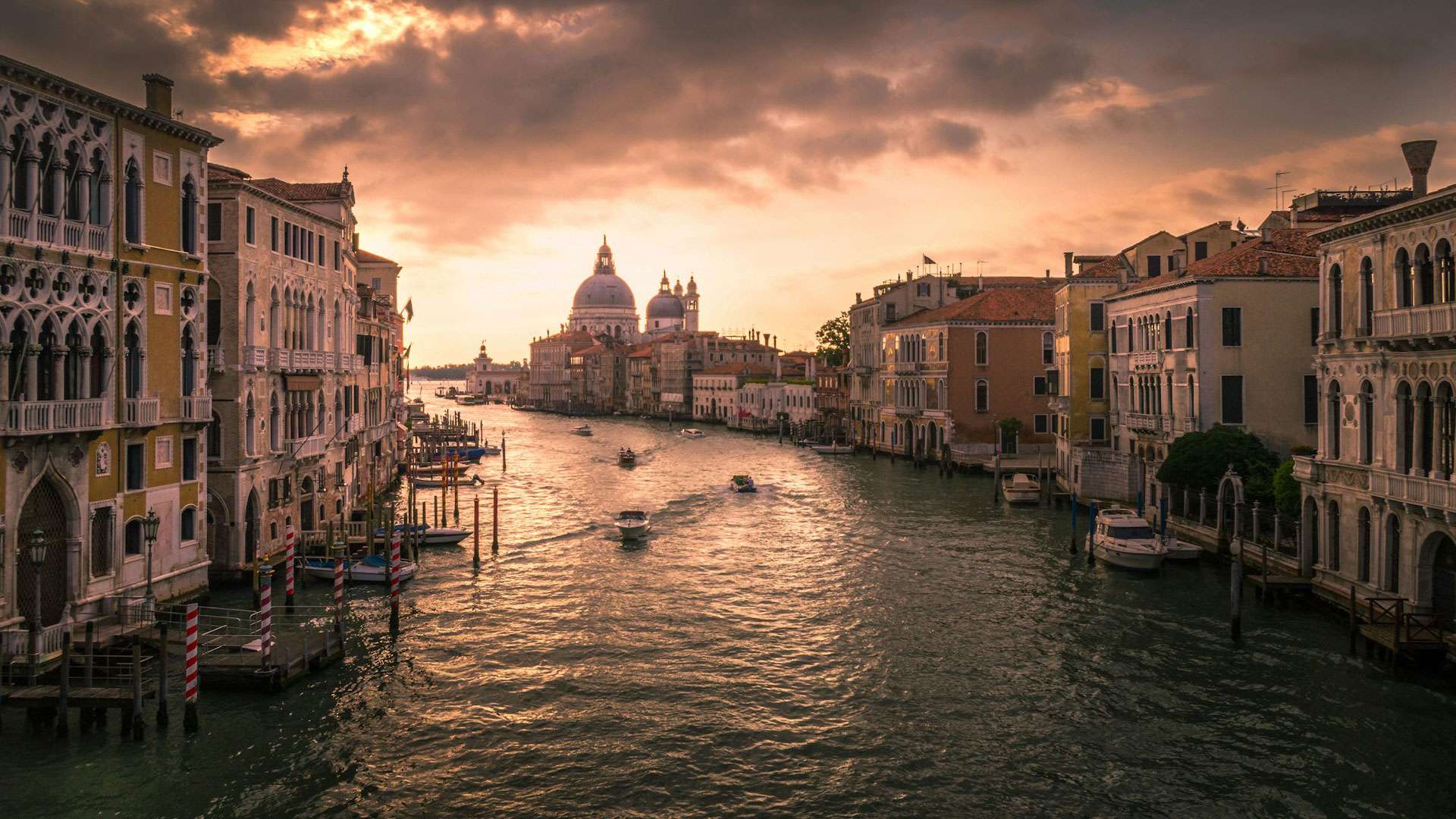 Venice: A Romantic City of Canals and Gondolas